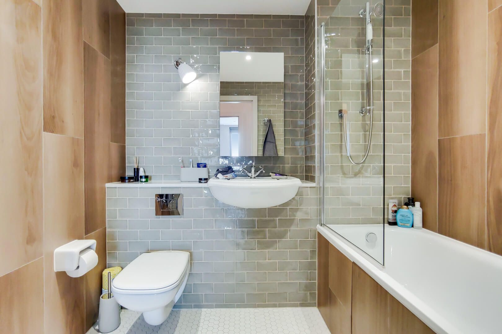 3 bedroom Flat Apartments Bathroom