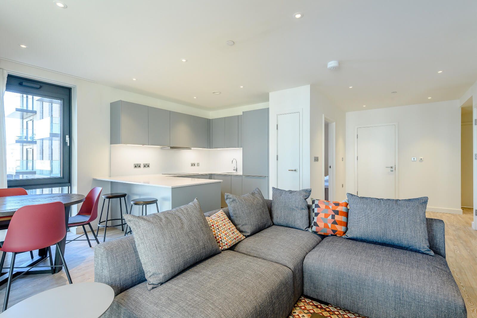706 Landsby West