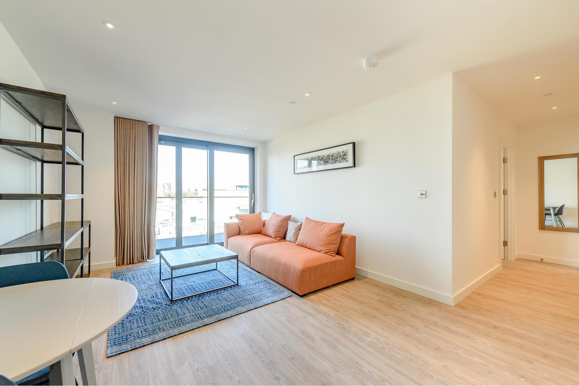 907 Landsby East