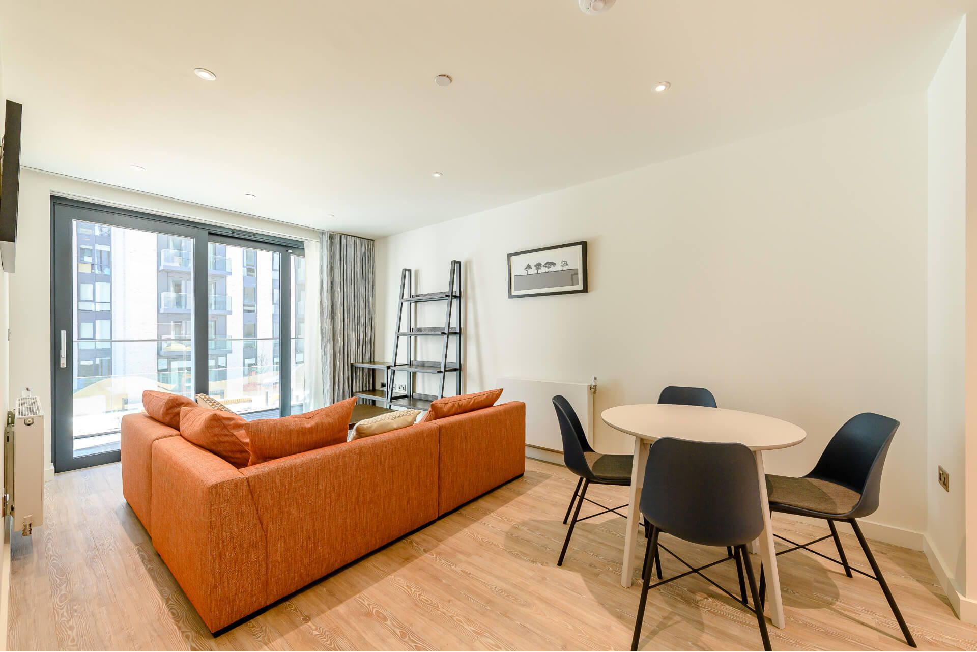 808 Landsby West