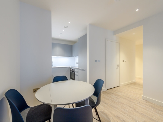 908 Landsby West