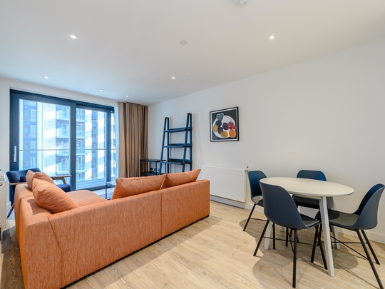 908 Landsby West