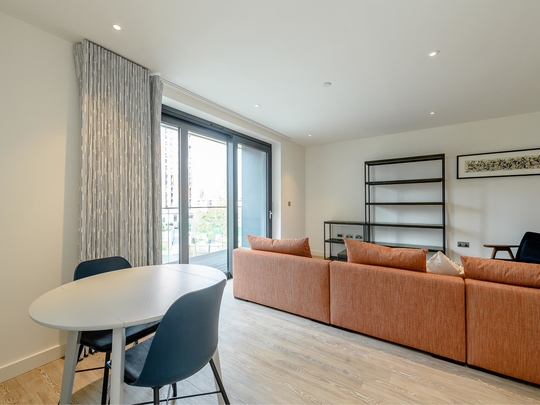 716 Landsby West