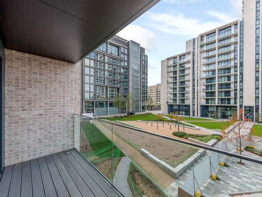 716 Landsby West