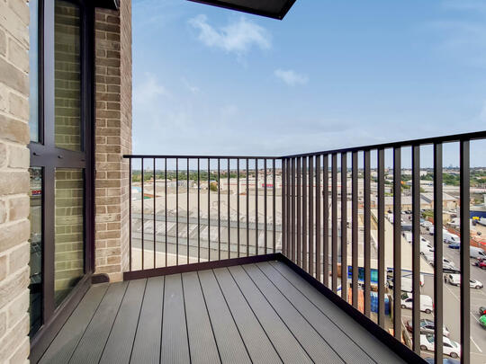 942 The Robinson East