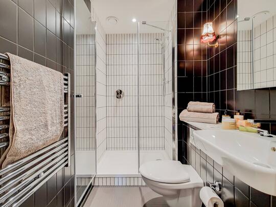 942 The Robinson East