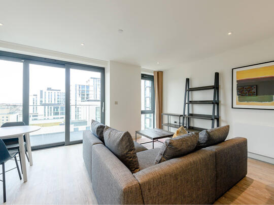 905 Landsby East