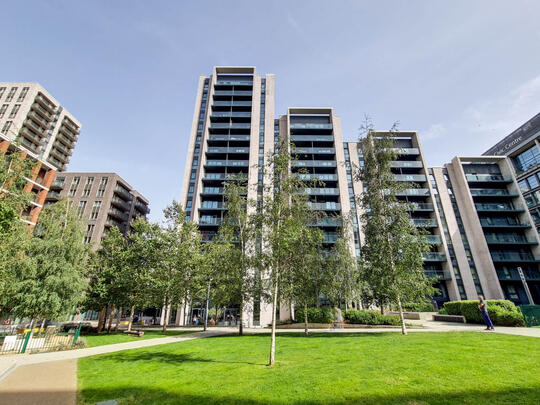 1006 Landsby West